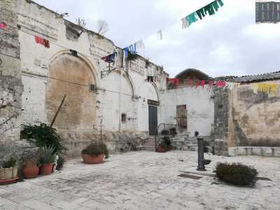Siamo quindi andati a visitare l�esposizione (si entra con un�offerta volontaria), sita in via San Carlo, nel centro storico di Laterza